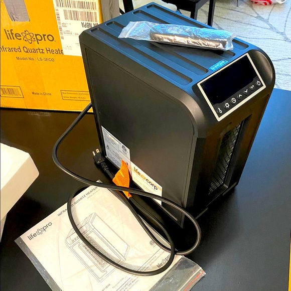 Lifesmart medium room infrared heater with remote - Picture 1 of 7